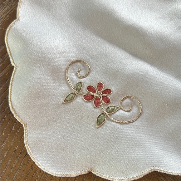 NEW! Elegant Vintage Inspired Creamy White Floral Embroidered Table Scarf Runner - Picture 7 of 8